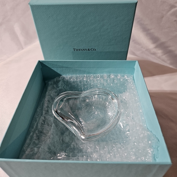 Tiffany & Company lead crystal 4 in. Heart shape trinket and jewelry box - Picture 2 of 4